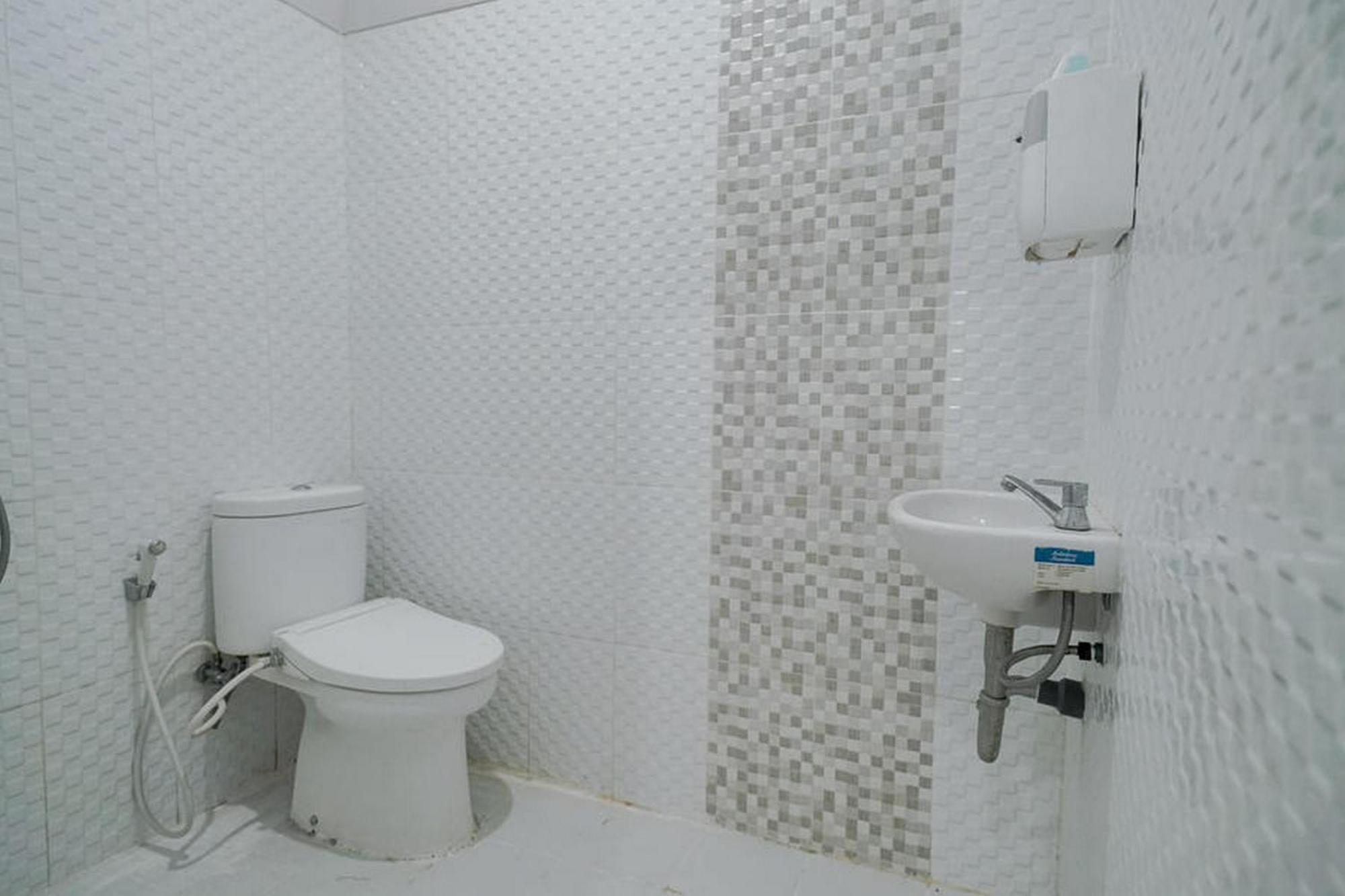 Urbanview Hotel Bari Syariah Palembang By Reddoorz Ngoại thất bức ảnh